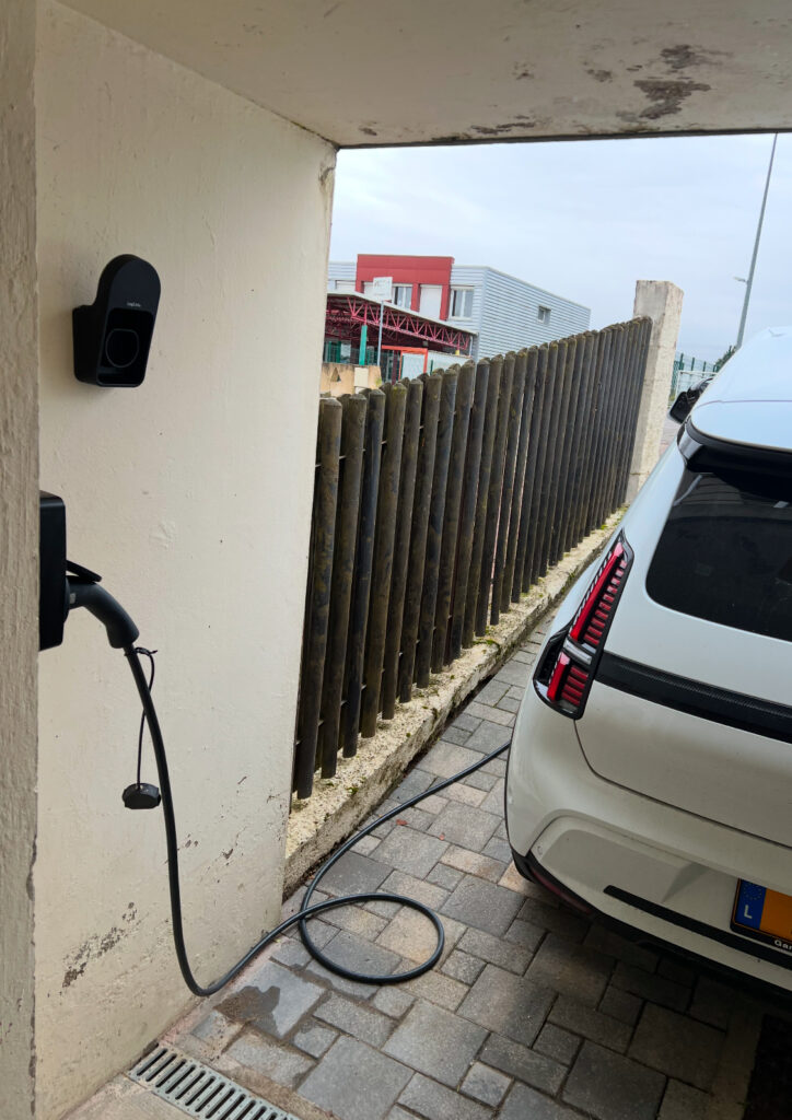 AZ Borne : borne de recharge à domicile pour la Renault 5